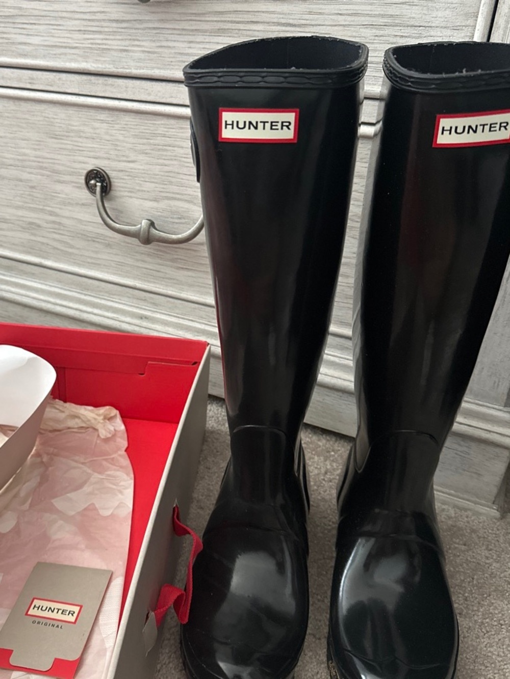 HUNTER GLOSSY RAIN BOOTS! - Picture 2 of 4